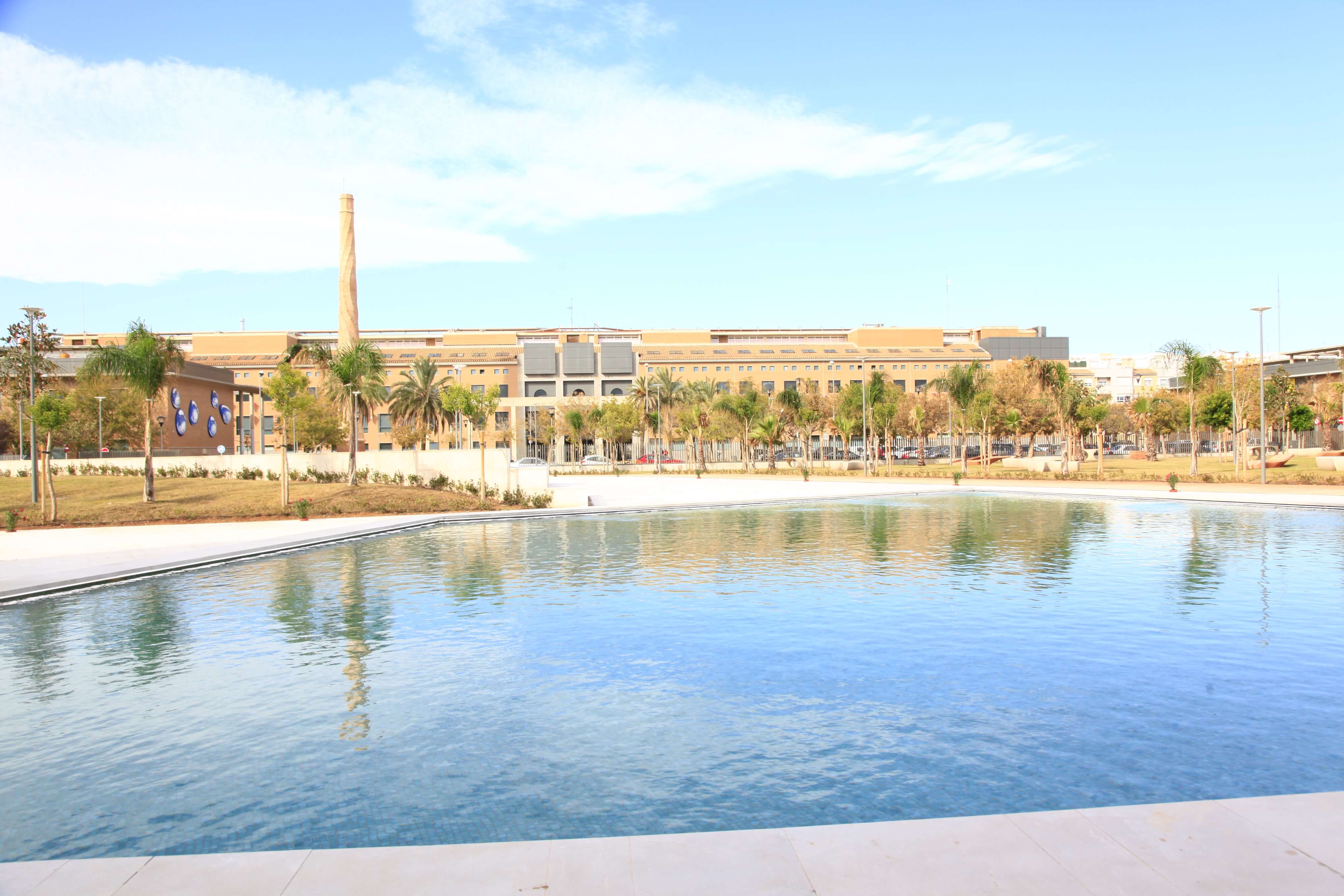 Bâtiments, jardins et bassin du campus CEU Cardenal Herrera à Alfara del Patriarca