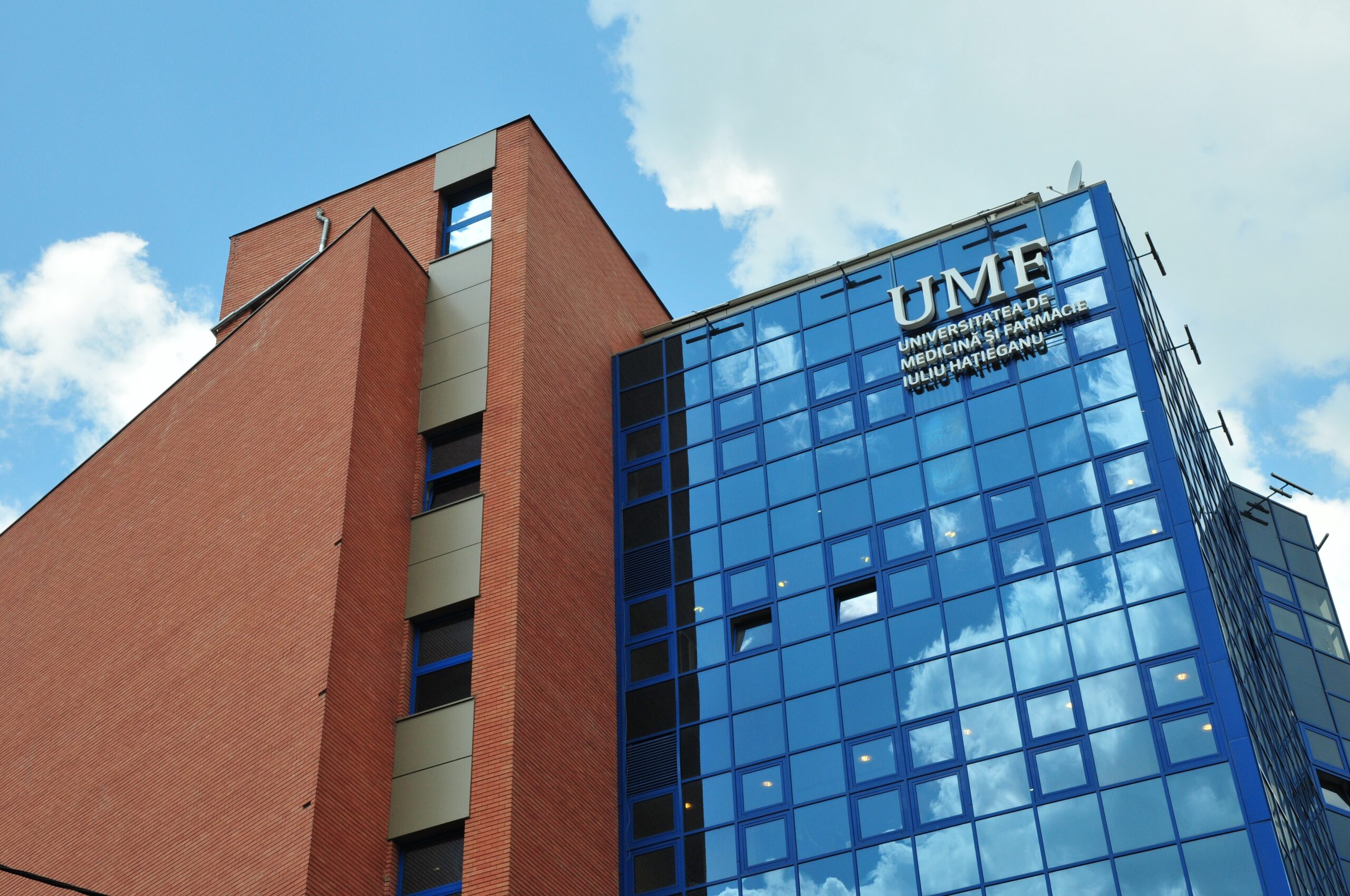 Façade du rectorat de l’UMF Iuliu Hațieganu à Cluj-Napoca