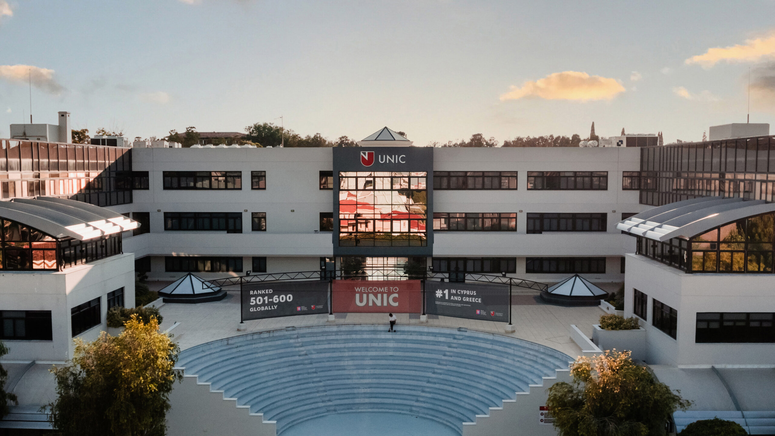 Façade du campus de l’University of Nicosia au coucher du soleil