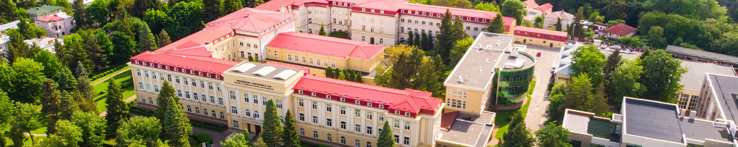 Vue aérienne des bâtiments du campus IULS à Iași